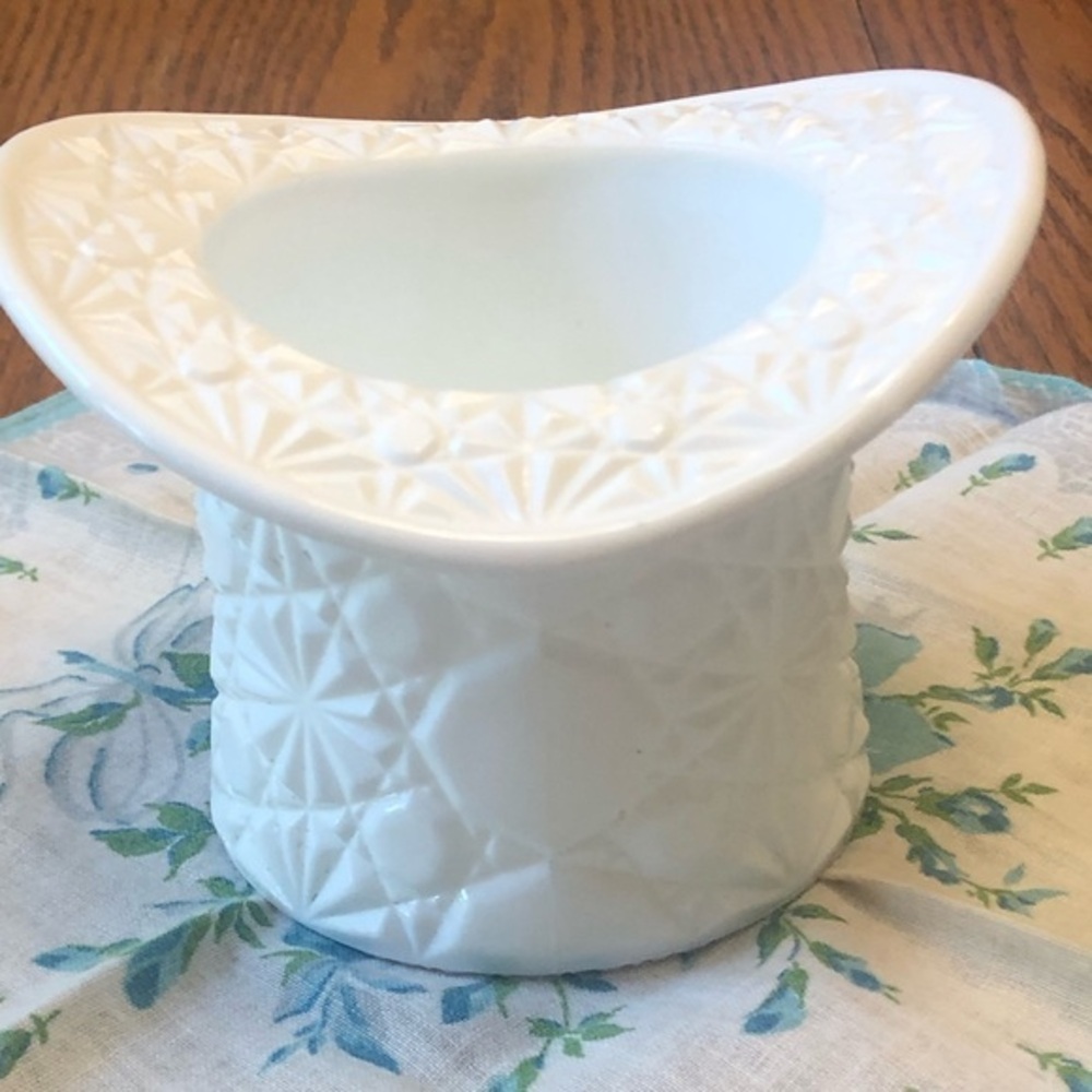 Fenton Top Hat White Daisy and Button Pattern
